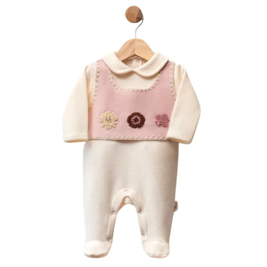 Grenouillère bébé en polaire avec plastron rose et fleurs crochetées - Image 3