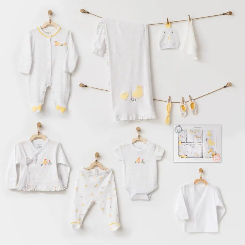 Andy WaWa – Happy Chicky White Ensemble nouveau-né 10 piècesAndy WaWa – Happy Chicky White Ensemble nouveau-né 10 pièces - Image 1