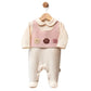 Grenouillère bébé en polaire avec plastron rose et fleurs crochetées