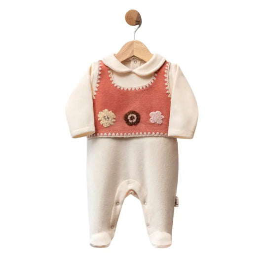 Grenouillère bébé en polaire avec plastron rose et fleurs crochetées - Image 1