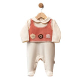Grenouillère bébé en polaire avec plastron rose et fleurs crochetées - Image 1