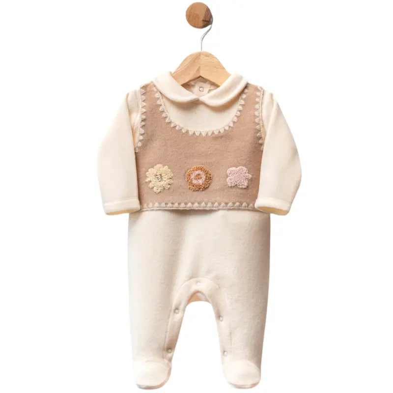Grenouillère bébé en polaire avec plastron rose et fleurs crochetées - Image 2
