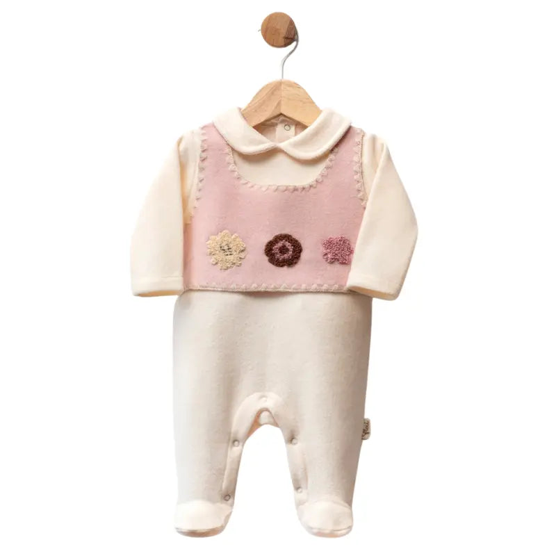 Grenouillère bébé en polaire avec plastron rose et fleurs crochetées - Image 3