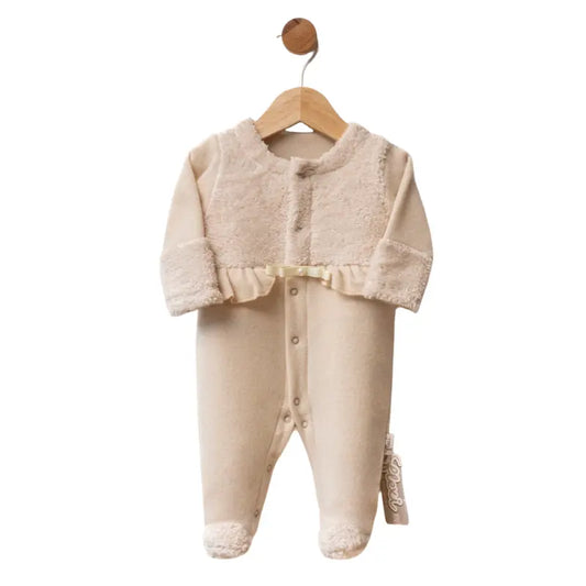 Grenouillère bébé en polaire taupe avec volant et finitions en moumoute - Image 1