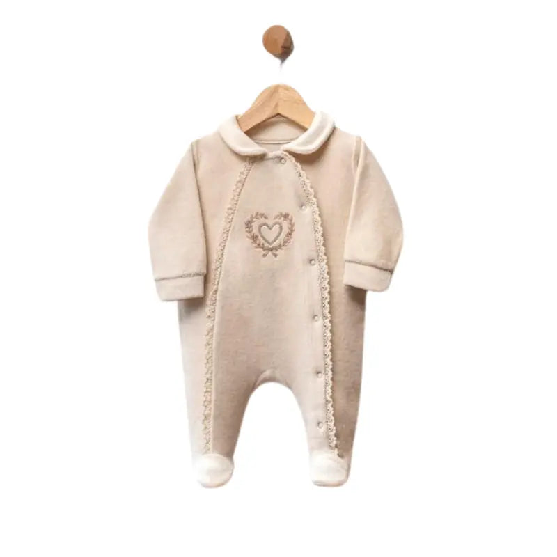 Grenouillère bébé en velours avec dentelle et broderie cœur