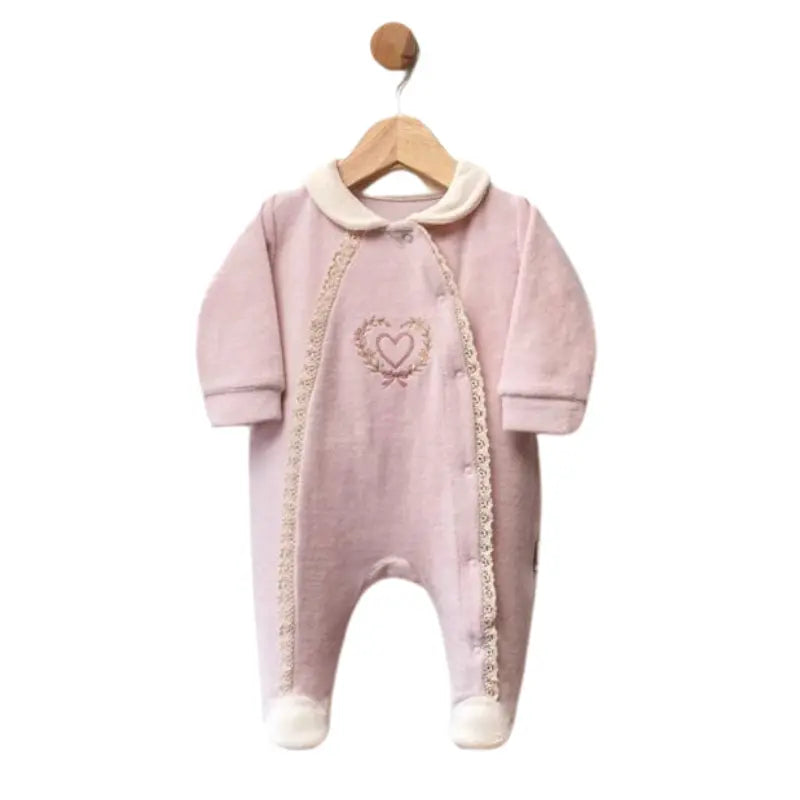 Grenouillère bébé en velours avec dentelle et broderie cœur