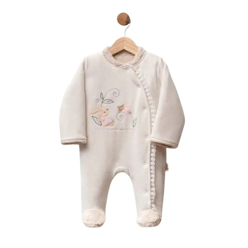 Grenouillère bébé en velours vieux rose avec broderie lapin et finitions en sherpa
