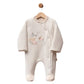 Grenouillère bébé en velours vieux rose avec broderie lapin et finitions en sherpa