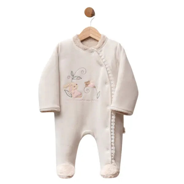 Grenouillère bébé en velours vieux rose avec broderie lapin et finitions en sherpa