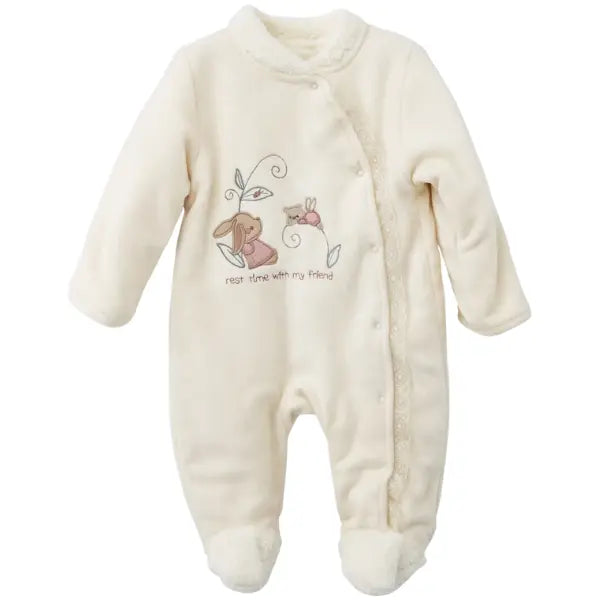 Grenouillère bébé en velours vieux rose avec broderie lapin et finitions en sherpa