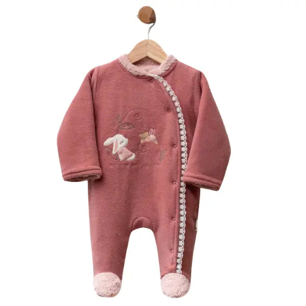 Grenouillère bébé en velours vieux rose avec broderie lapin et finitions en sherpa