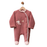 Grenouillère bébé en velours vieux rose avec broderie lapin et finitions en sherpa - Image 1