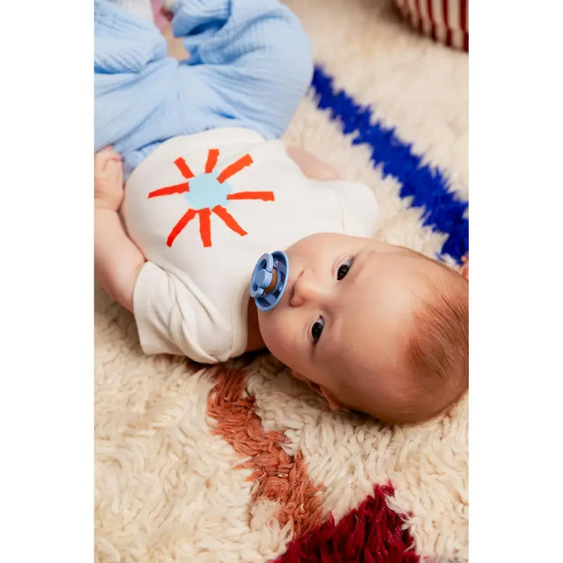 Sucette Bibs Colour Studio Lot de 2 – Ronde, Latex Naturel, Sans BPA – Bleu Ciel - Pin - Image 5